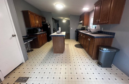 Se Ree House | Charming 3-bedroom house across from Axtel campground and Nick's Boat Dock