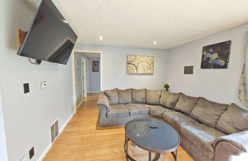 Rochester House | Charming 3-bedroom house with AC and WiFi near RIT & University of Rochester