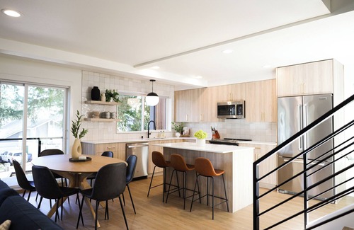 Lincoln House | Charming 3-bedroom House with Fire Place - Heart of Vancouver