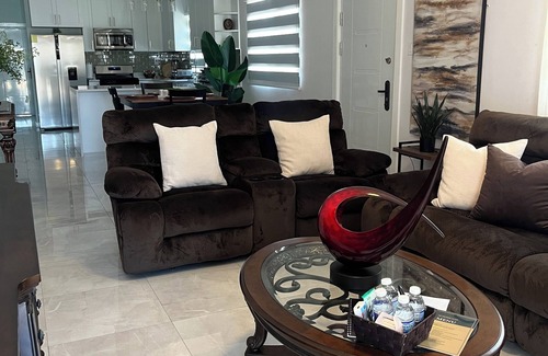 Portmore House | Charming 3-bedroom house with WiFi, AC in sunny Portmore