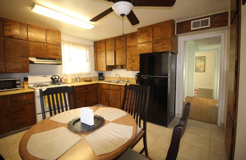 Lancaster House | Charming 3-bedroom house with WiFi, AC Near Downtown Lancaster