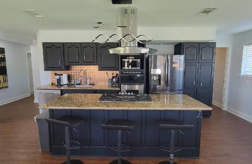 Kenner - Louis Armstrong International Airport House | Charming 3-bedroom house with WiFi, fitness room in peaceful Metairie
