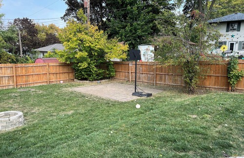 Rockford House | Charming 3-bedroom house with WiFi, AC in Rockford