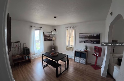 Rockford House | Charming 3-bedroom house in lovely Rockford with Window AC