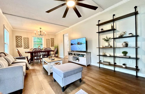 Waycross House | Charming 3-bedroom house well centralized in Waycross.
