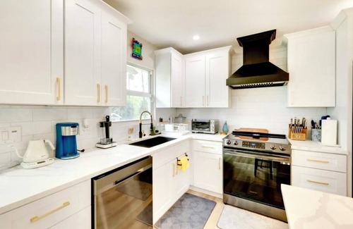 Hunt Club House | Charming 3-bedroom house with WiFi, AC in welcoming Westlake