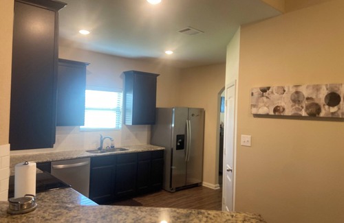 Crowley House | Charming 3-bedroom house with AC, WiFi in serene Crowley
