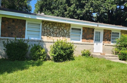 Eastman House | Charming 3-bedroom house with WiFi, AC in Eastman
