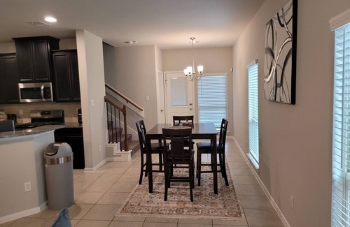 Southeast Houston House | Charming 3-bedroom house located less than 10-20mins Hobby Airport NRG and TMG.