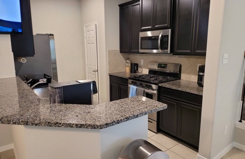 Southeast Houston House | Charming 3-bedroom house located less than 10-20mins Hobby Airport NRG and TMG.