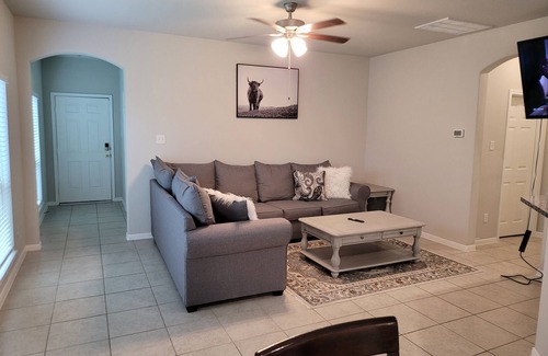 Southeast Houston House | Charming 3-bedroom house located less than 10-20mins Hobby Airport NRG and TMG.