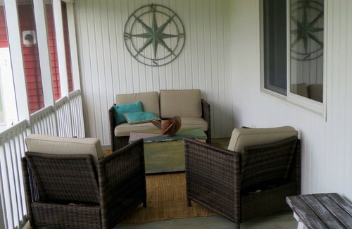 Morehead City House | Charming 3-bedroom house with Privacy Fence, Large Deck, Ping-Pong, Marina