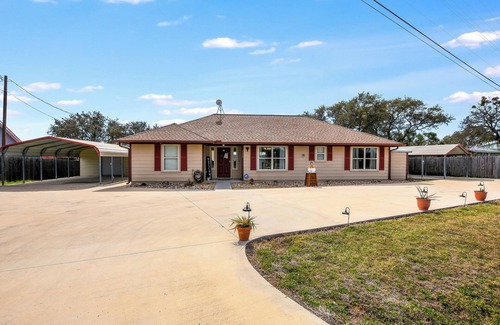 Burnet House | Charming 3-bedroom house in Burnet, TX on Lake Buchanan with WiFi, AC