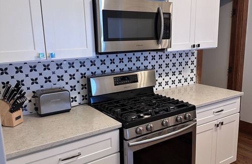 Culver House | Charming 3-bedroom house with AC and WiFi in Culver that sleeps 8.