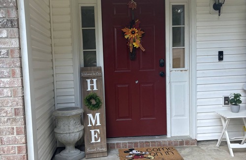 Daphne House | Charming 3-bedroom house with WiFi and AC.