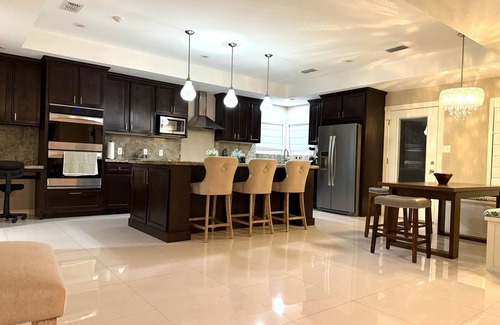 Bonanza House | Charming 3-bedroom house with AC and fitness space in Laredo