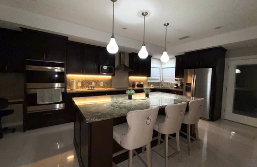 Bonanza House | Charming 3-bedroom house with AC and fitness space in Laredo