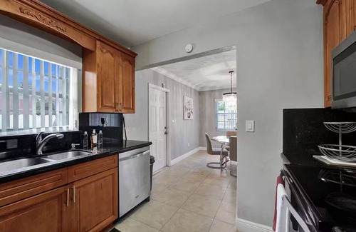 Golden Glades House | Charming 3-bedroom house with WiFi, AC in fantastic Miami