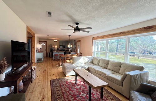 Houston County House | Charming 3-bedroom house with breathtaking views in Newton with AC, WiFi