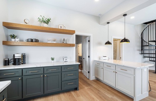 Rogers House | Charming 3-bedroom house 10-min walk from Downtown Rogers. Close to Beaver Lake!