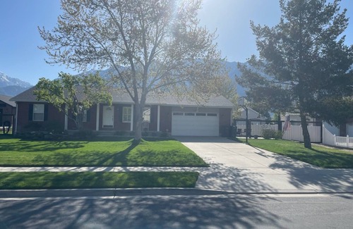 Sandy House | Charming 3-bedroom house, WIFI, hot tub, pool Table, and close to ski resorts.