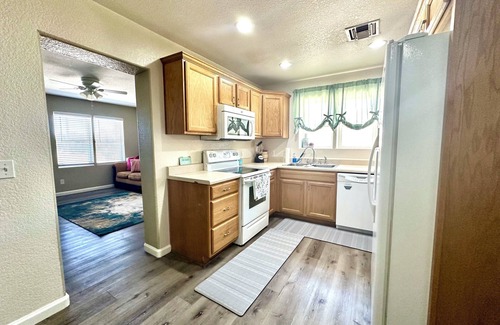 Solomon House | Charming 3-bedroom house with WiFi and AC in tranquil Pima Peach Cottage.