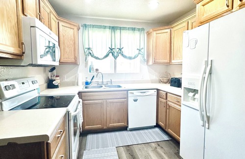 Solomon House | Charming 3-bedroom house with WiFi and AC in tranquil Pima Peach Cottage.