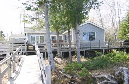 Perry Cottage | Charming 3-bedroom lake cottage in Perry with AC, and sandy beach