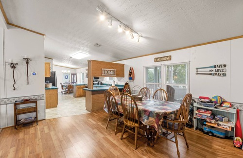 Kemp House | Charming 3-bedroom Lake house Near Cedar Creek