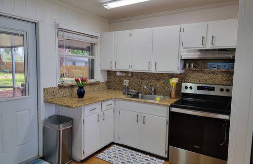 Highland House | Charming 3 bedroom Lakehouse on Lake Josephine Shores. 10 minutes from Racw