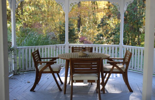 East Hartland House | Charming 3-bedroom Modern cottage with lakeside views