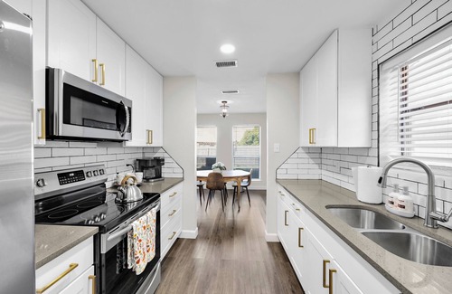 Grapevine House | Charming 3-bedroom townhome with AC and WiFi in Grapevine