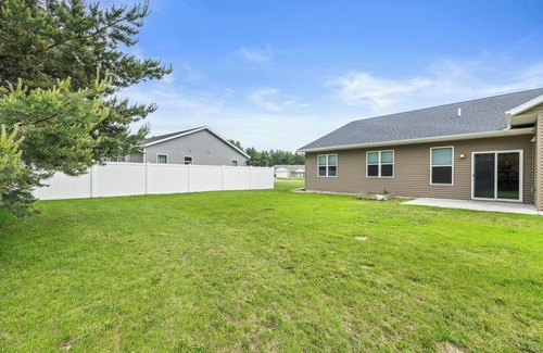 Plover House | Charming 3-bedroom townhome with a backyard, WiFi and AC in delightful Plover WI