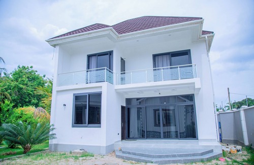 Mbezi Beach House | Charming 3-bedroom building with WiFi, AC in marvelous Dar es Salaam