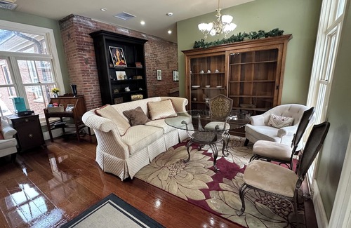East Dubuque Cabin | Charming 3-bedroom lodge with AC and WiFi in East Dubuque