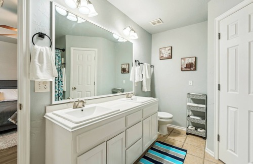 Midwest City House | Charming 3-bedroom house with WiFi and AC in Midwest City