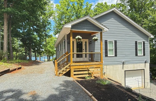Troy House | Charming 3-bedroom house in tranquil Mount Gilead with lake views