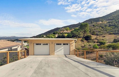 Thousand Oaks House | Charming 3-bedroom house in enjoyable Newbury Park with AC, WiFi