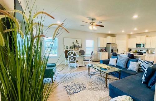 Port St. Joe House | Charming 3-bedroom 2 bath, duplex house with AC and WiFi in lovely Port St. Joe.