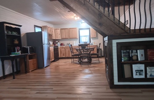 Mooresburg Cabin | Charming 3-bedroom cabin with AC and WiFi in delightful Rogersville