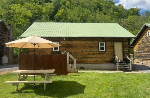 Seneca Rocks Cabin | Charming 3-bedroom 5 bed hottub cabin WiFi in scenic Seneca Rocks West Virginia
