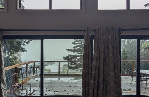 Silver Lake House | Charming 3-bedroom 2 Bath Lakehouse with AC and Wi-Fi located on Silver Lake
