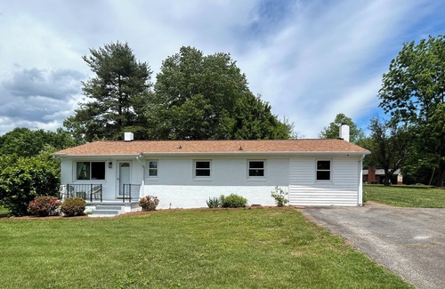 Statesville House | Charming 3-bedroom house with ample outdoor acreage
