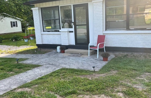 Seelyville House | Charming 3-bedroom bungalow with AC, WiFi in delightful Terre Haute