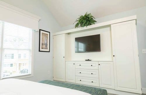 Lackey Resort | Charming 3-bedroom resort with AC, fitness room in Williamsburg, and 3 pools.