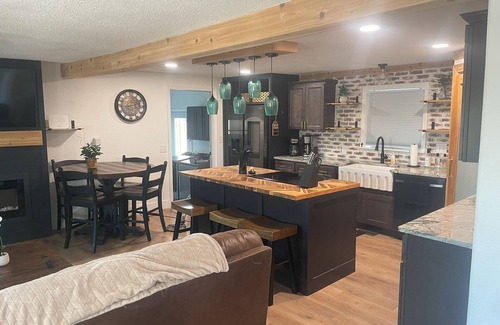 Grove House | Charming 3-bedroom with hot tub. Minutes from every convenience.