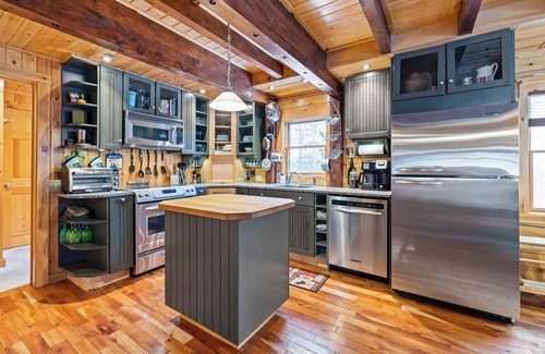 Blandford House | Charming 3-BR Berkshires Timber Cottage