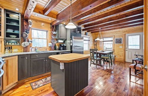 Blandford House | Charming 3-BR Berkshires Timber Cottage