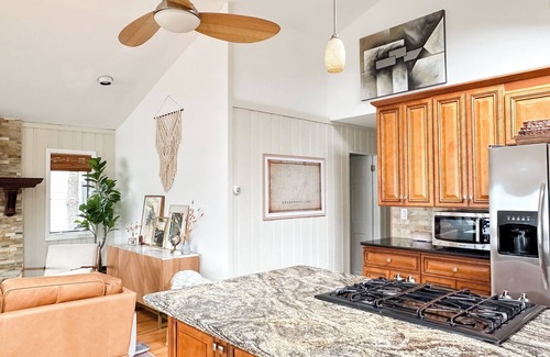 Greenwood Lake House | Charming 3-BR house: Lake Views, Firepit, Ping Pong, & Kayaks in Greenwood Lake