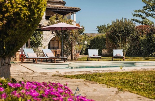 Tinjan Villa | Charming 3-BR villa for 6 with extra large pool and garden